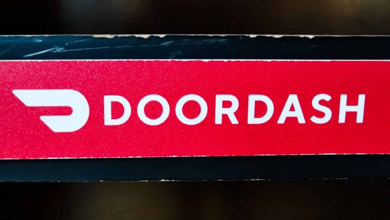 Customer Picks Up Own DoorDash Order After No Drivers Are Assigned, Sparking Online Debate