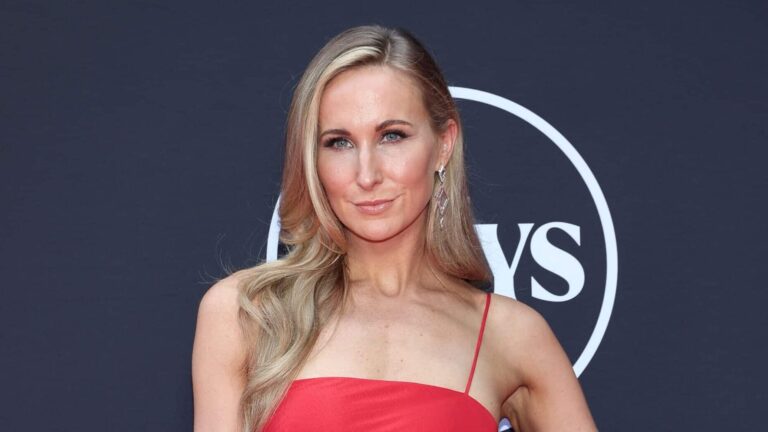 Nikki Glaser to Host the 2025 Golden Globe Awards: ‘It’s One of My Favorite Nights of Television’