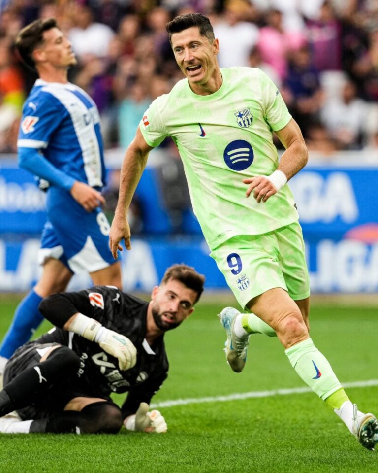 Lewandowski scores hat-trick as Barcelona dominate Alaves in commanding victory