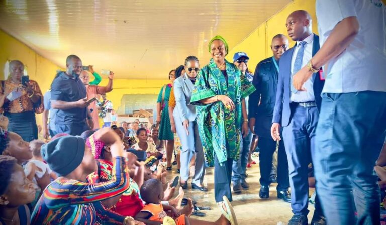 Anambra First Lady donates relief materials to flood victims in IDP camp