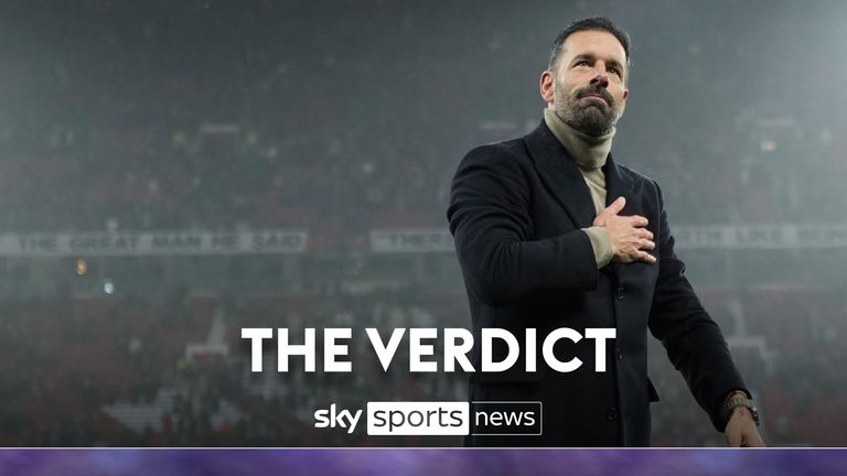 Manchester United&#39;s head coach Ruud van Nistelrooij cheers supporters at the end of the English Premier League soccer match between Manchester United and Leicester City, at the Old Trafford stadium in Manchester, England, Sunday, Nov.10, 2024.